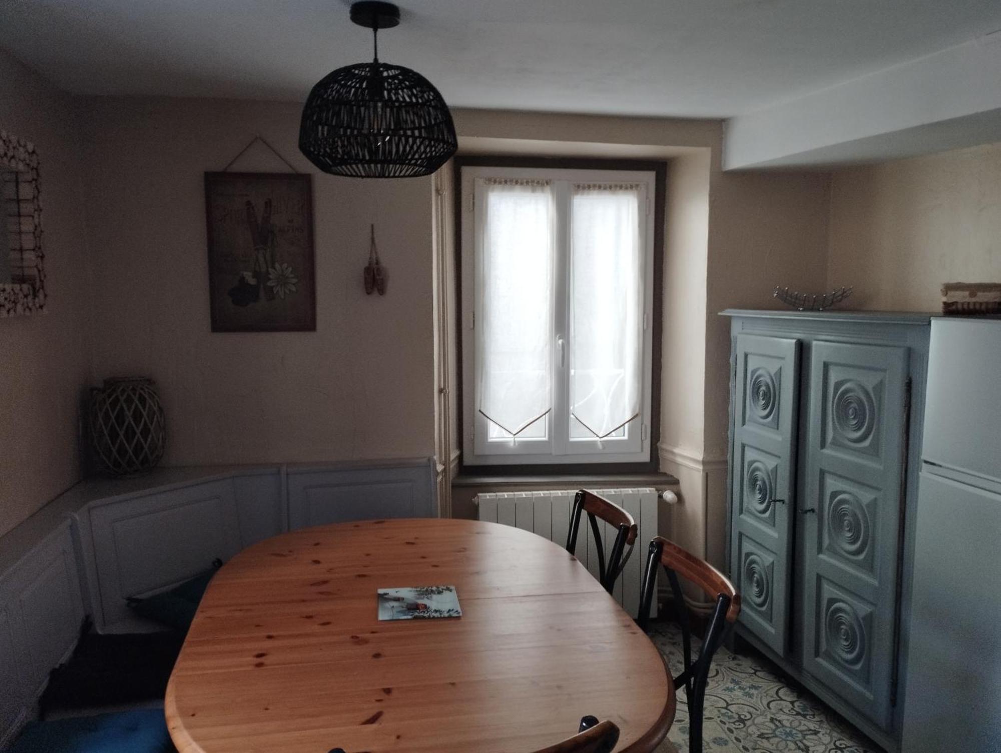 Maison De Village Dans Rue Calme *