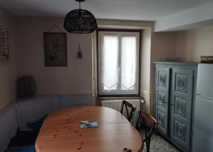 Maison De Village Dans Une Rue Calme